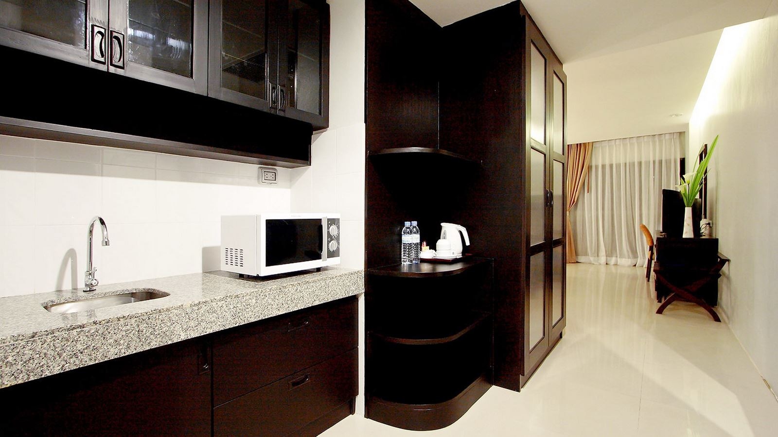 rooms-grand-deluxe-pool-view-room