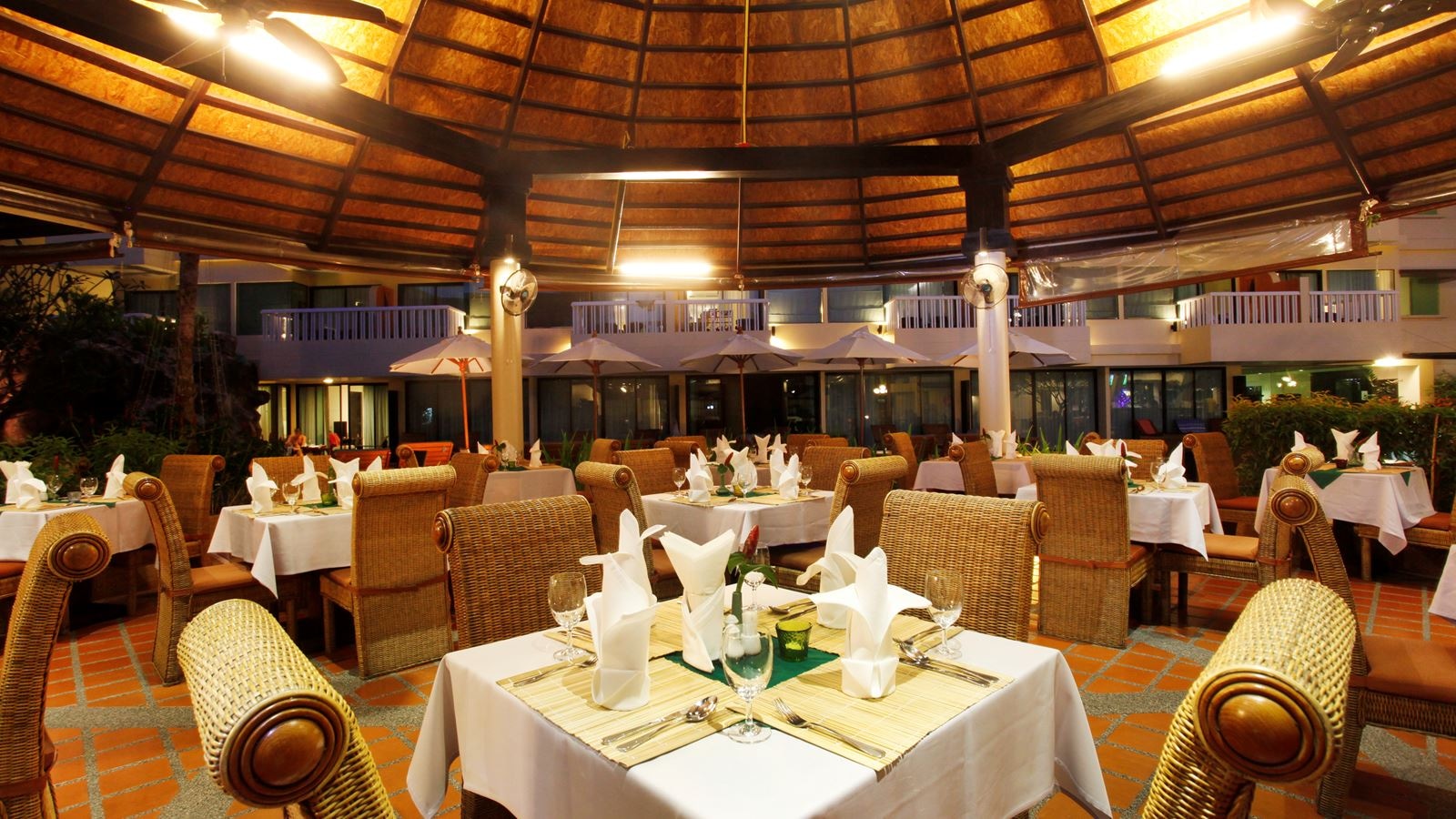 restaurants-poolside-restaurant