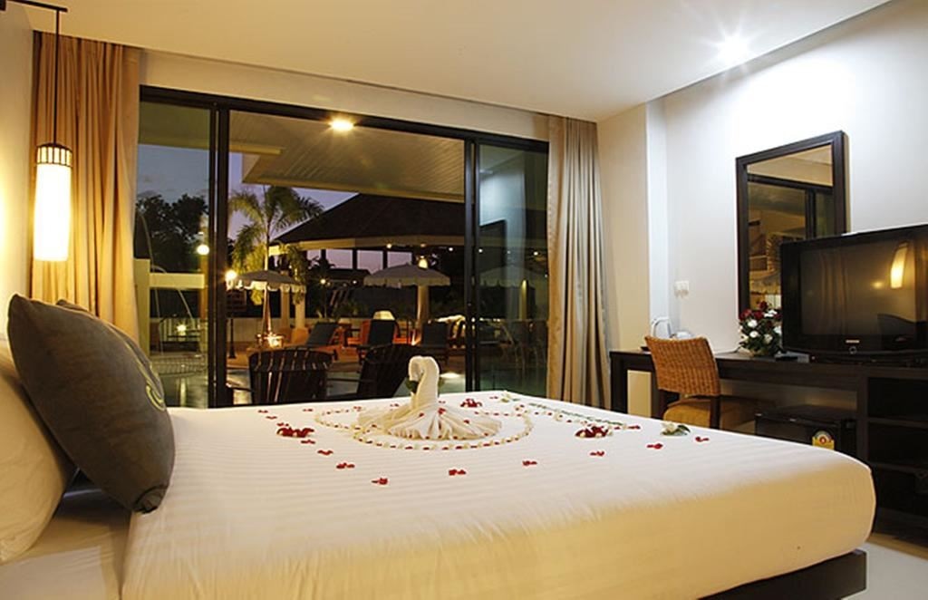 rooms-grand-deluxe-pool-view-room