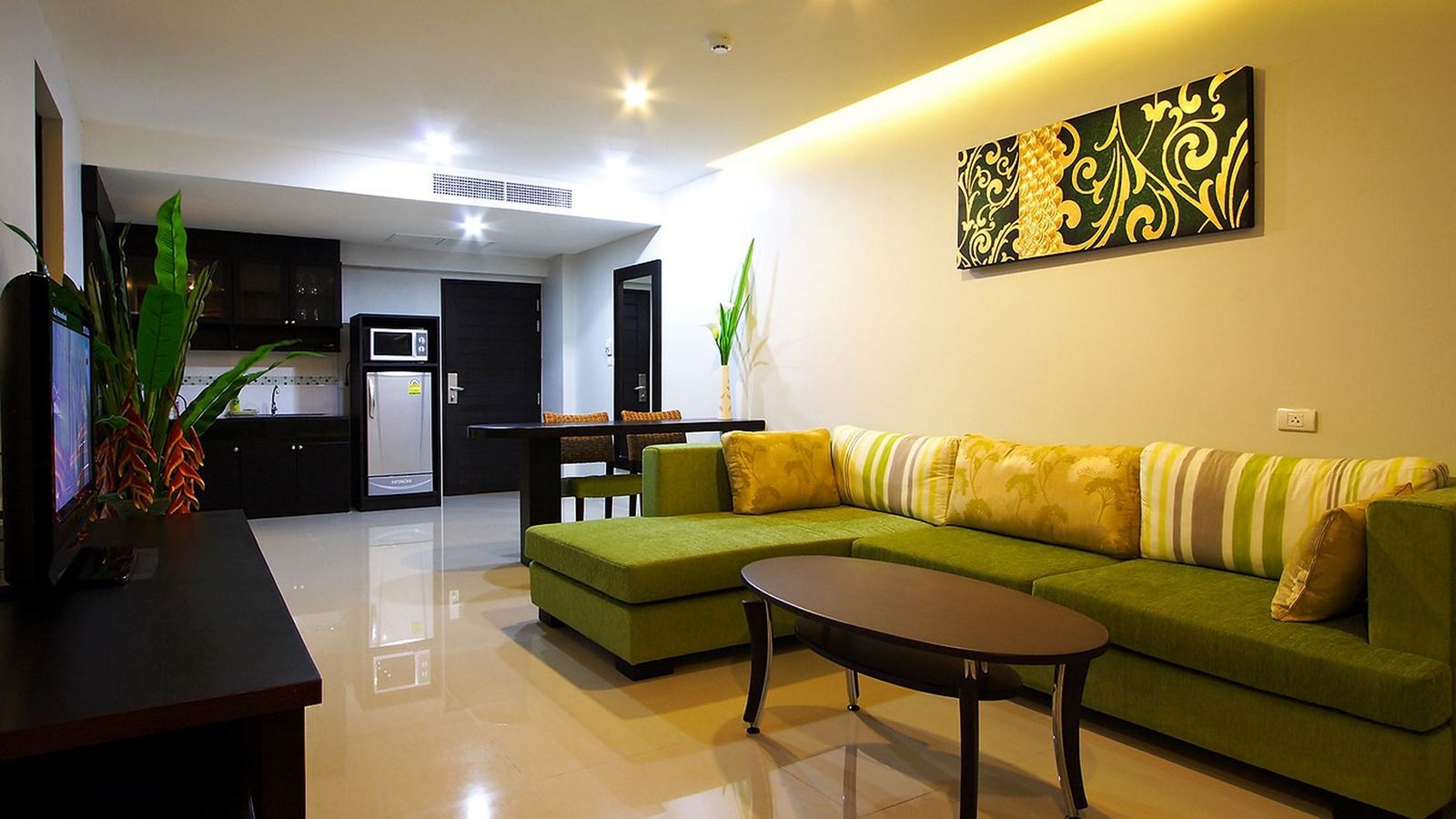 rooms-suite-room-pool-view