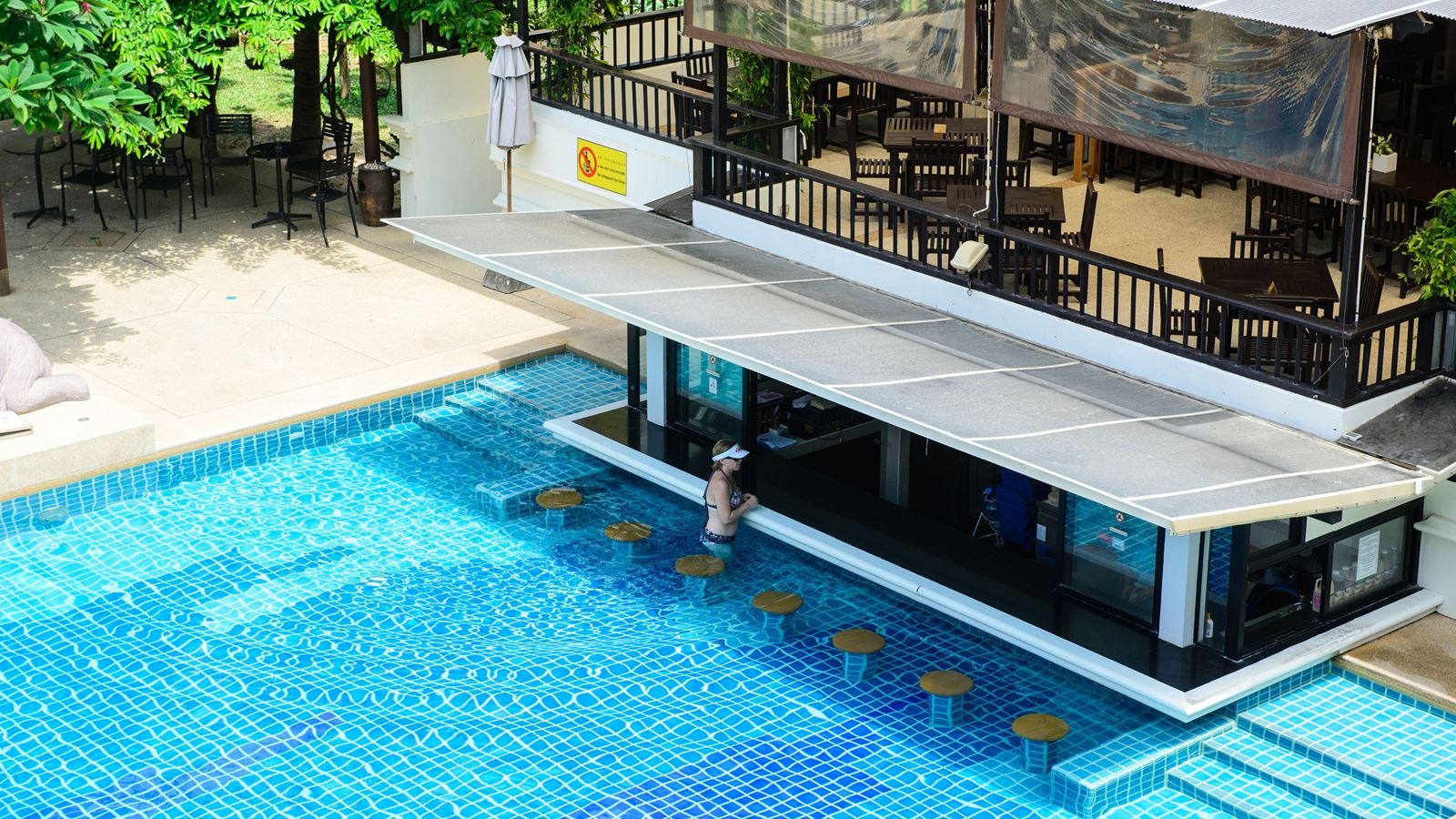 restaurants-pool-side-bars