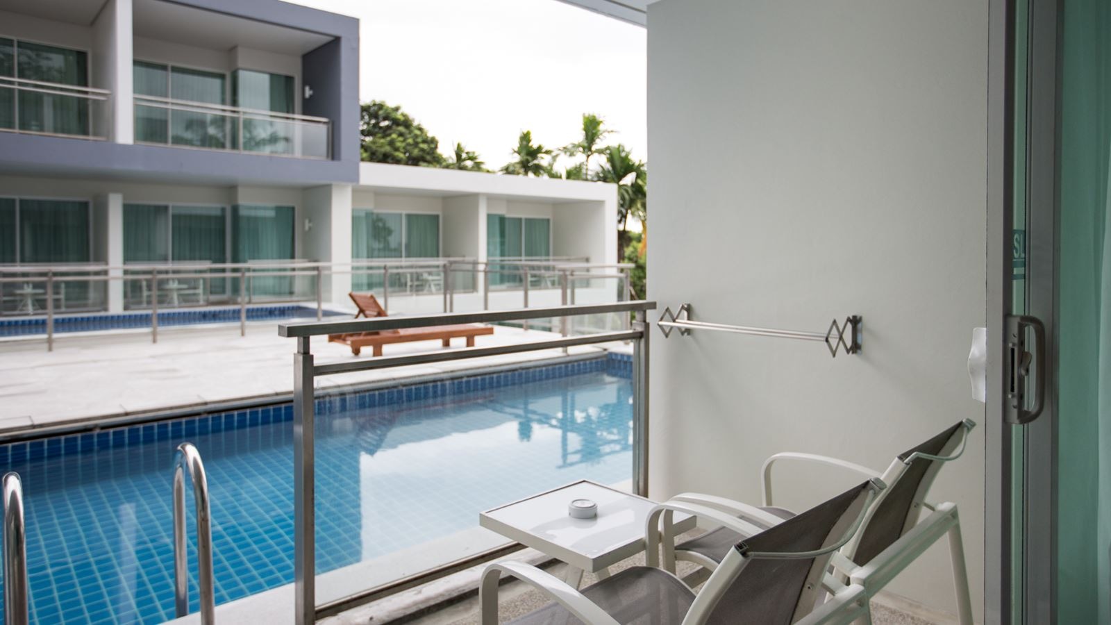 rooms-grand-pool-access