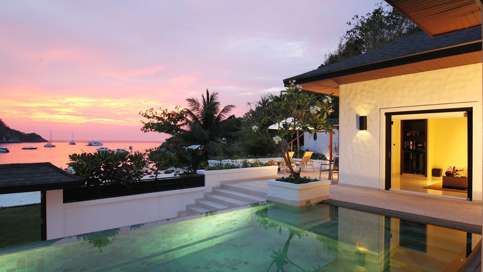 rooms-grand-pool-suite-beach-front