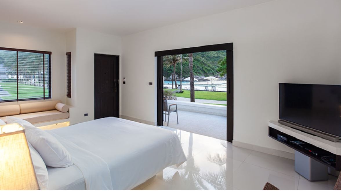 rooms-grand-deluxe-pool-villa-beachfront
