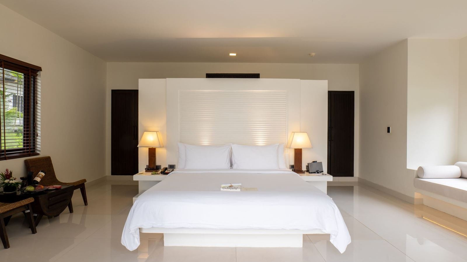 rooms-grand-deluxe-pool-villa-beachfront
