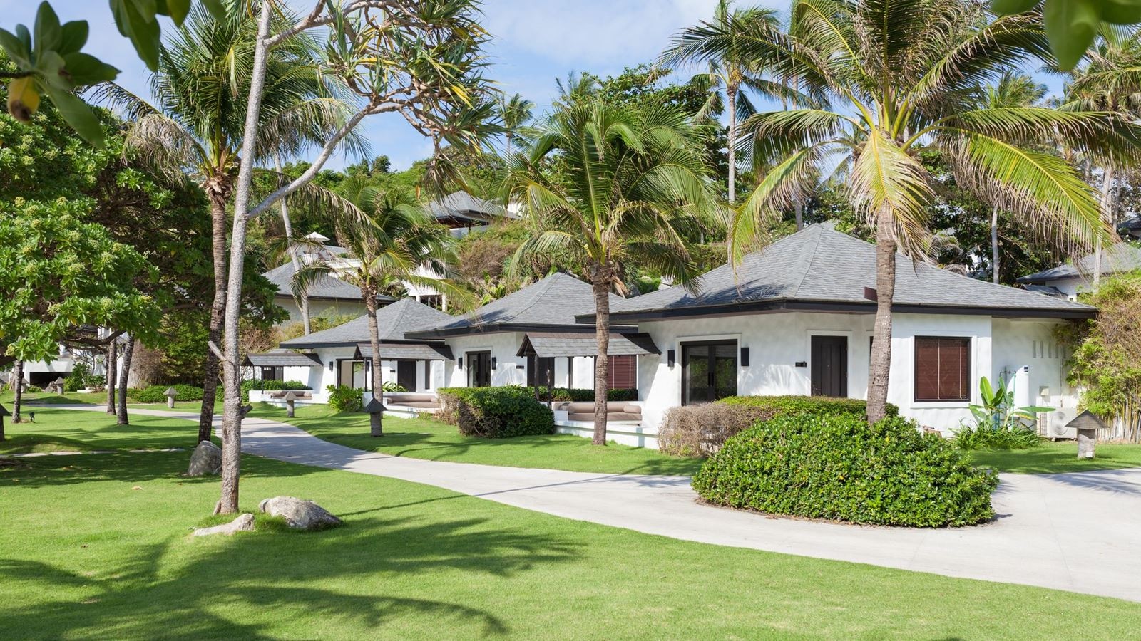 rooms-grand-deluxe-pool-villa-beachfront