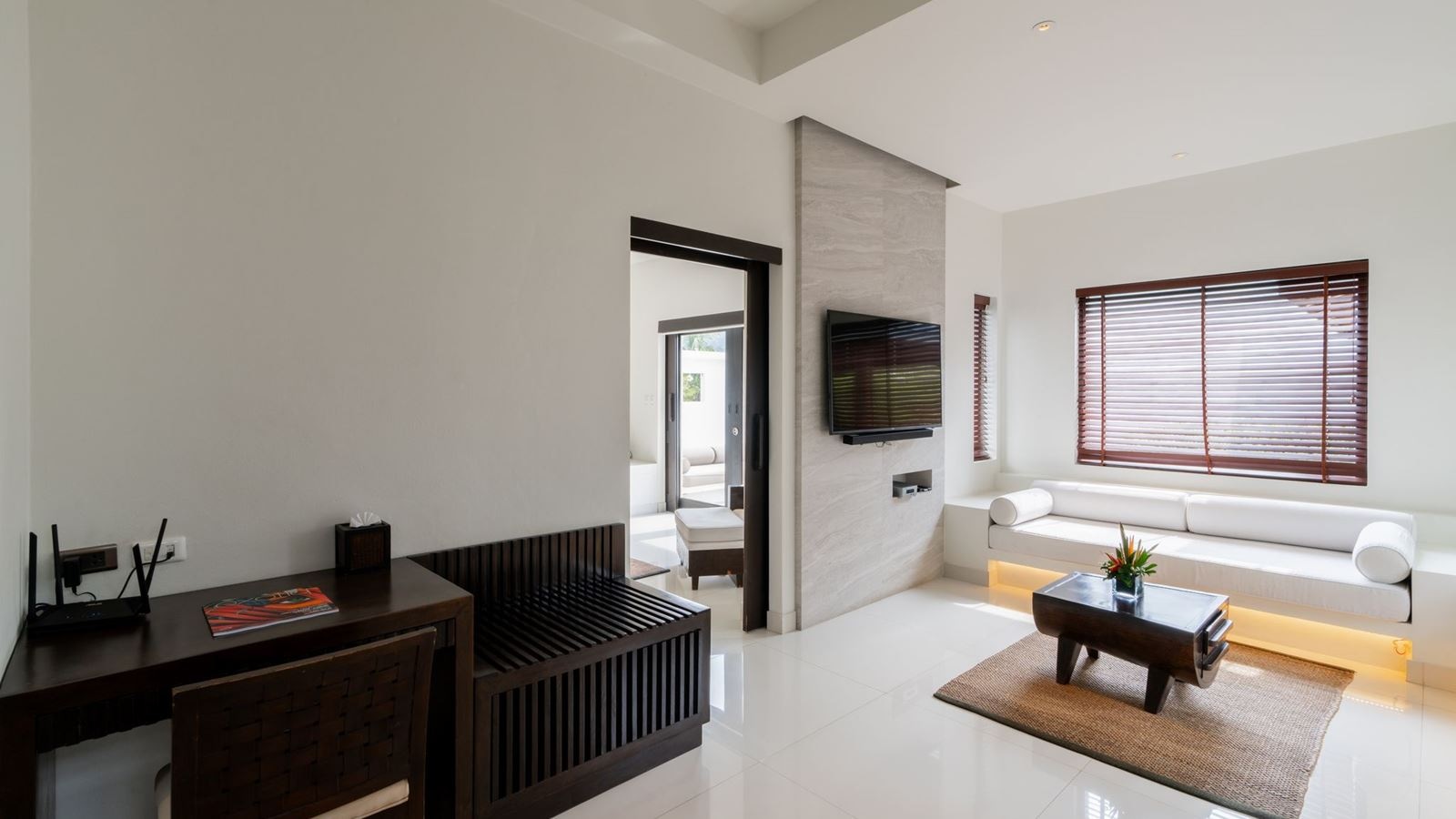 rooms-grand-pool-suite-with-partial-sea-view