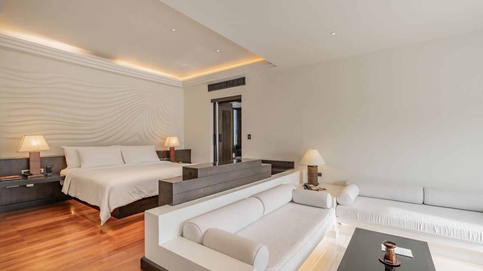 rooms-grand-pool-suite-with-partial-sea-view