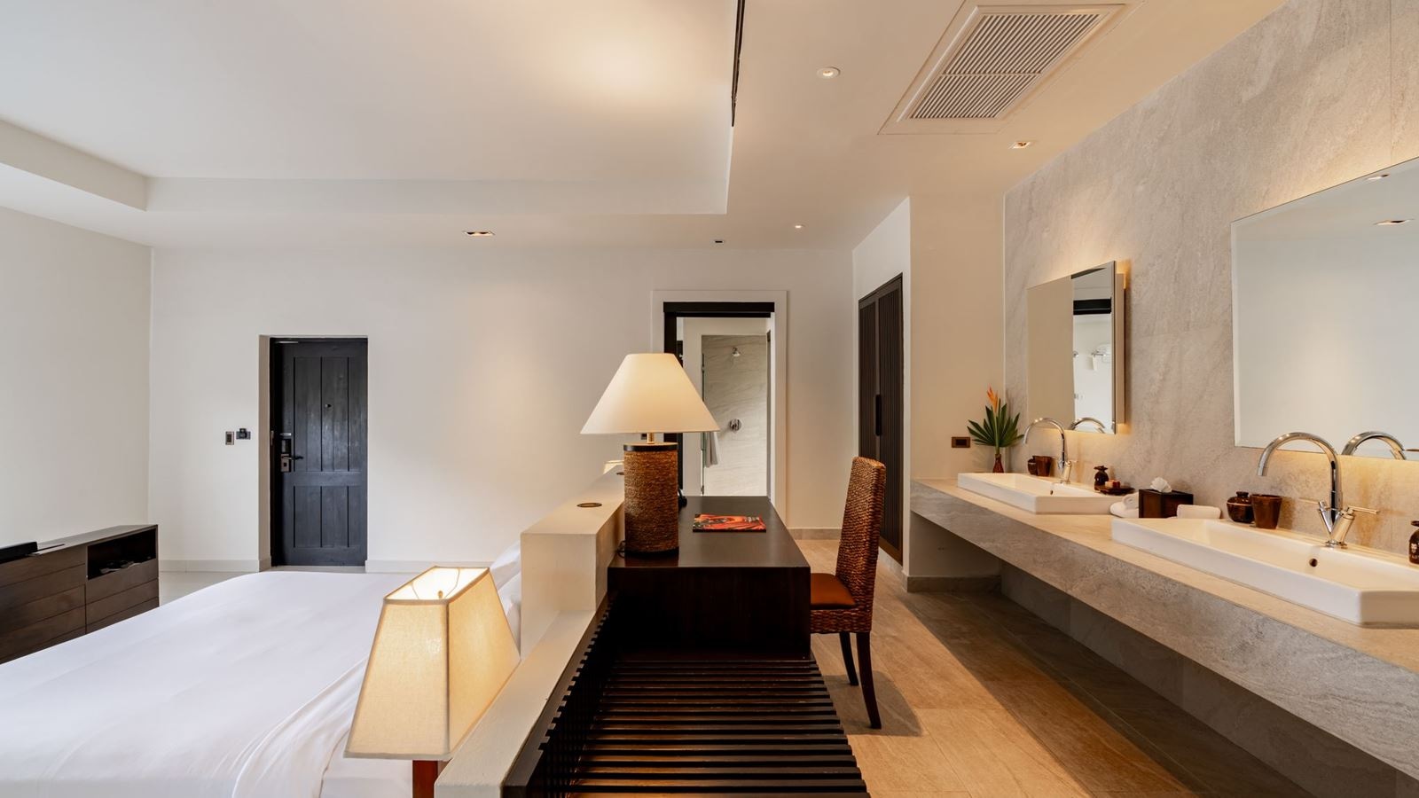 rooms-grand-pool-suite-beach-front