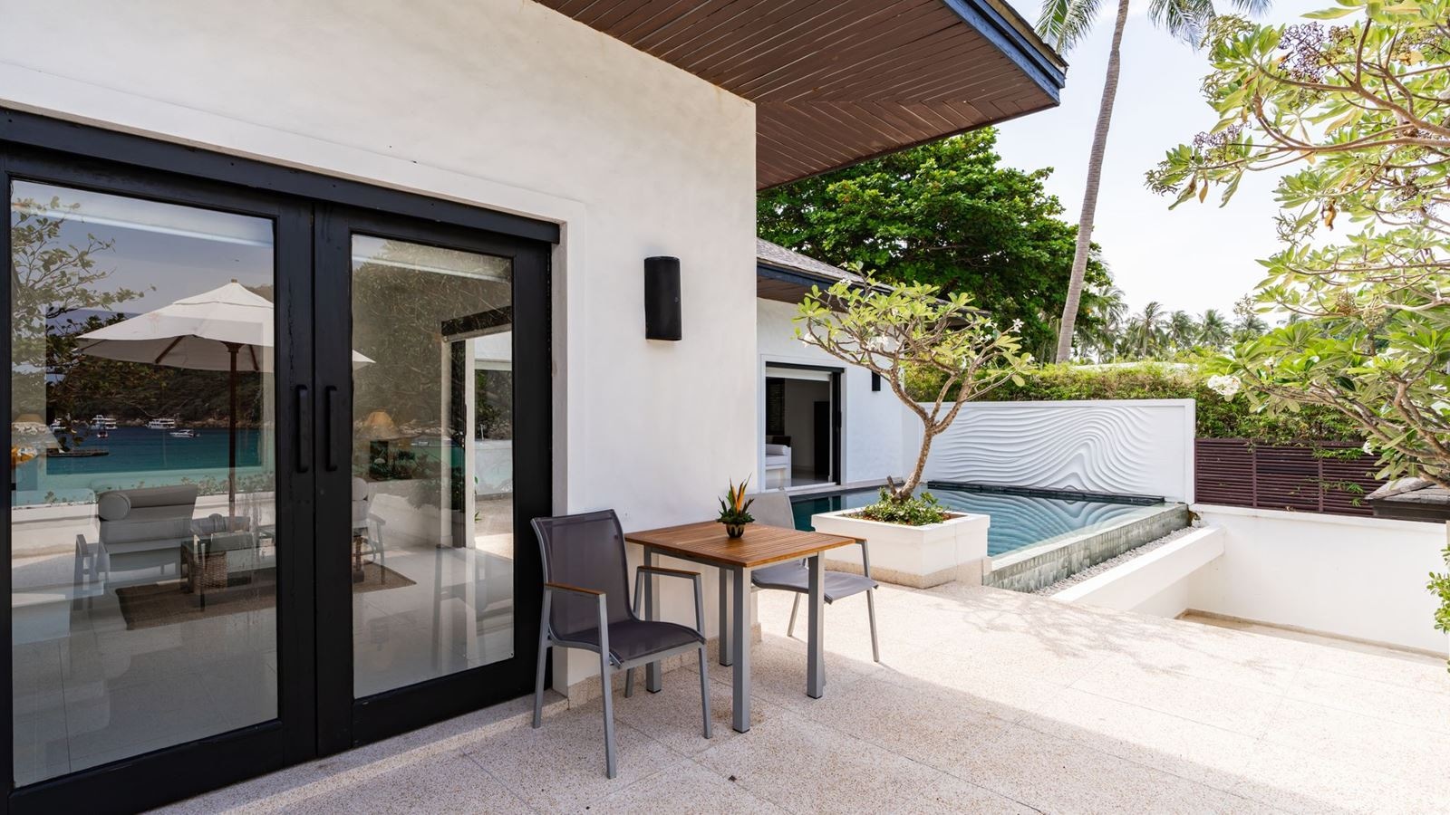 rooms-grand-pool-suite-beach-front