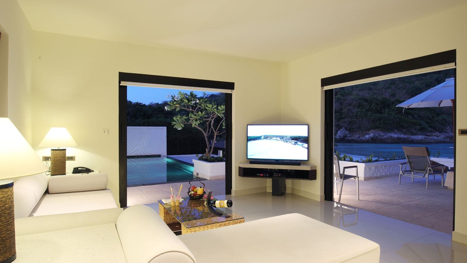 rooms-grand-pool-suite-beach-front