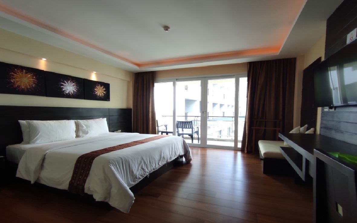 rooms-deluxe-building-view