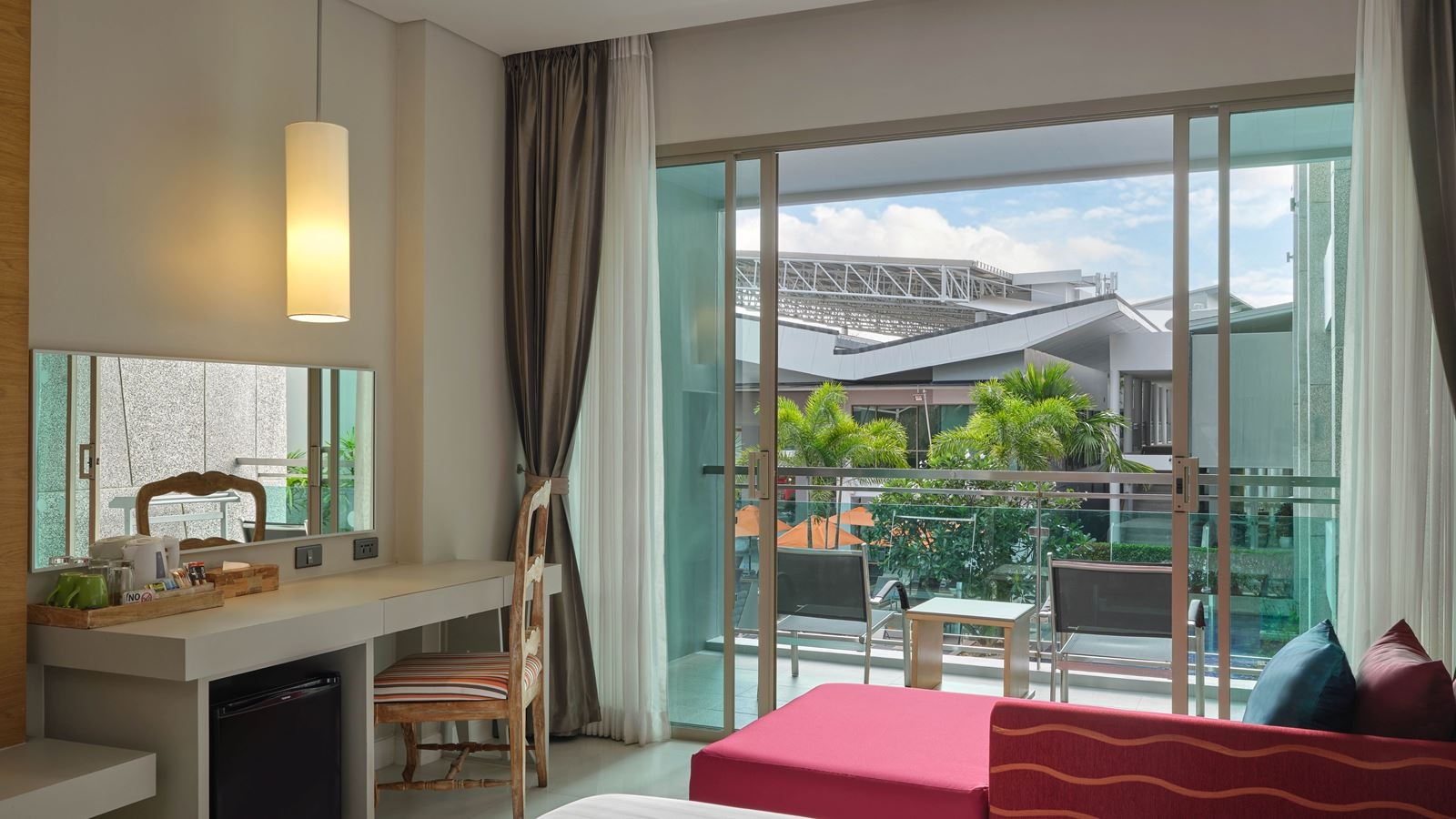 rooms-deluxe-pool-view