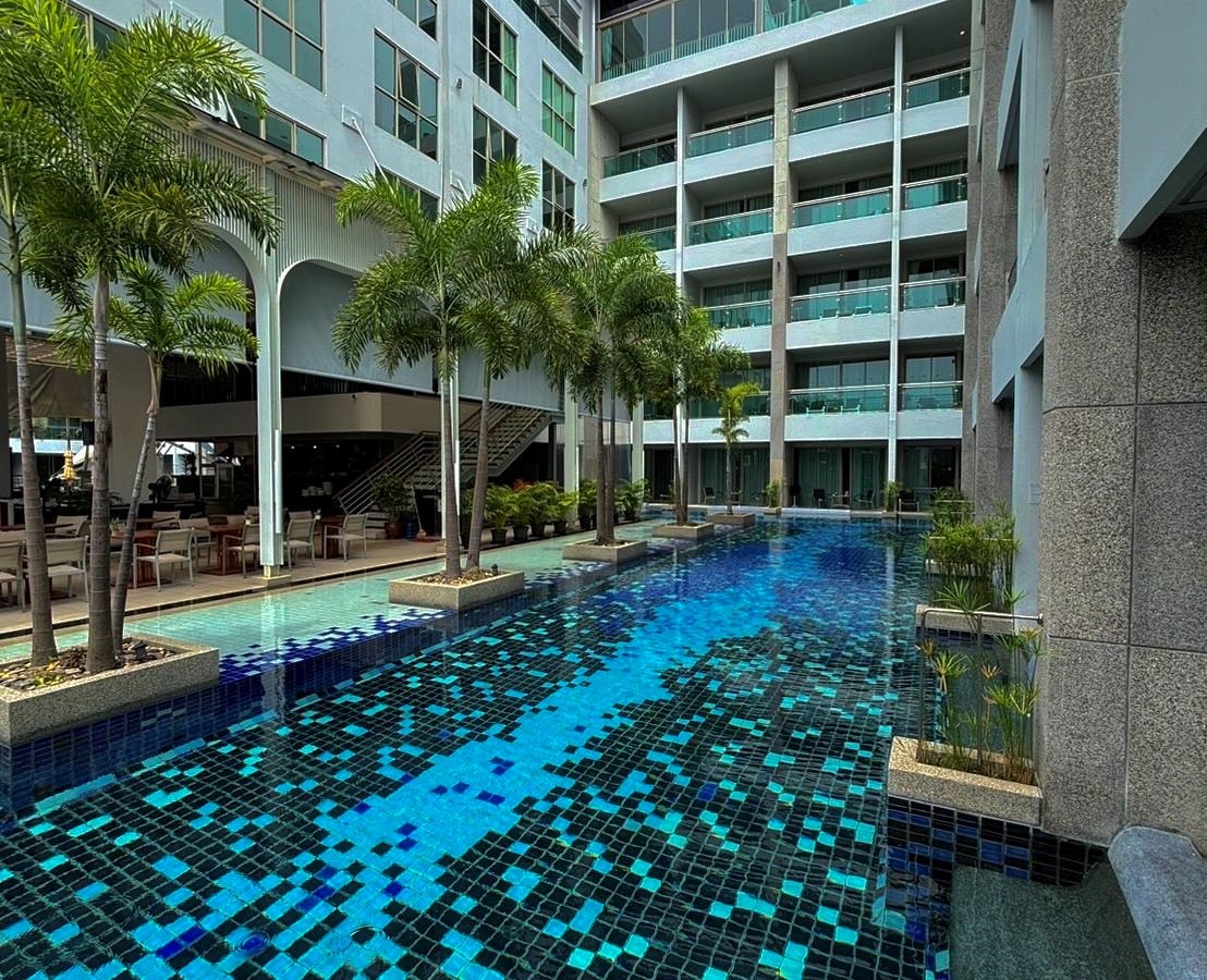 rooms-deluxe-urban-pool-access