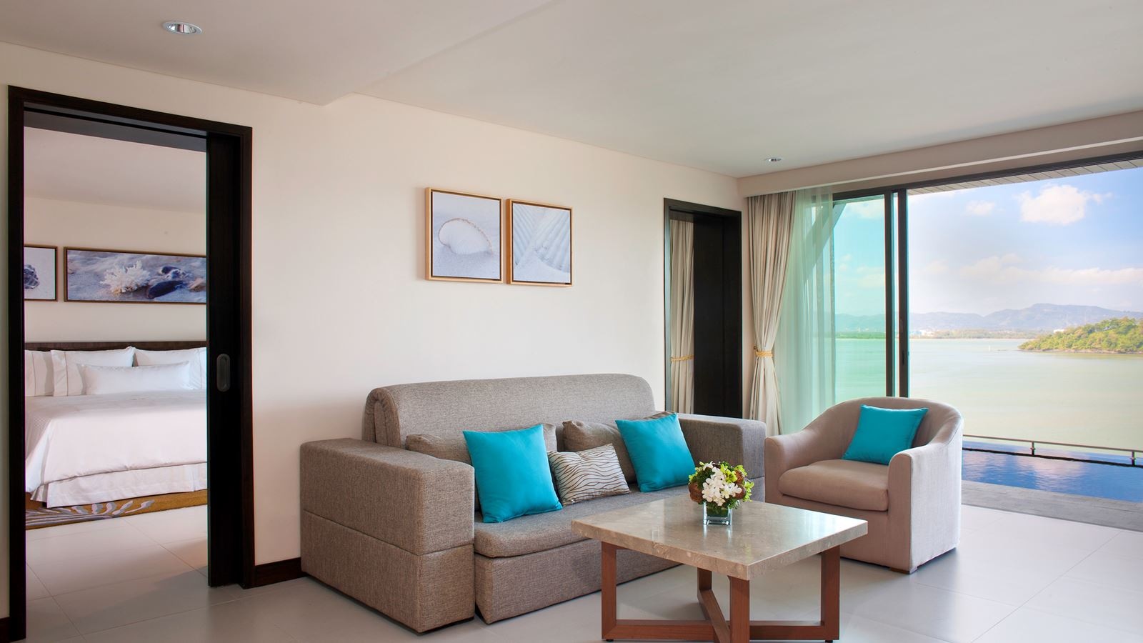 rooms-deluxe-sea-view-suite-pool-access