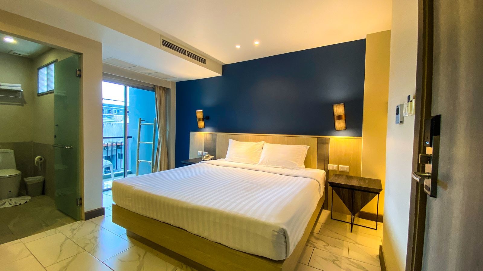 rooms-superior-city-view-king-bed-room