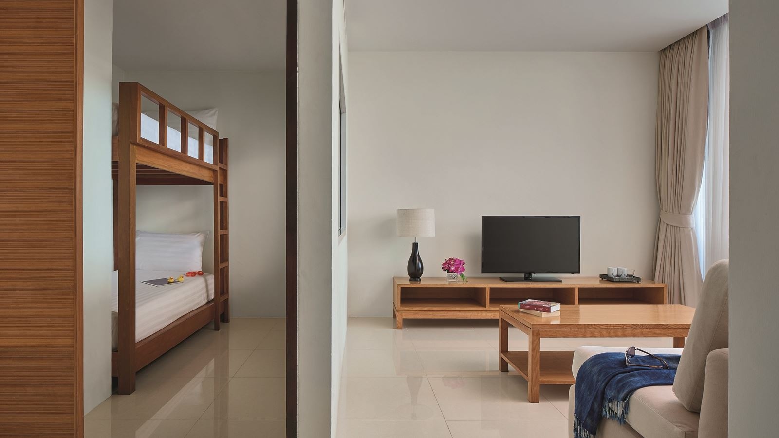 rooms-1-bedroom-family-suite-without-balcony