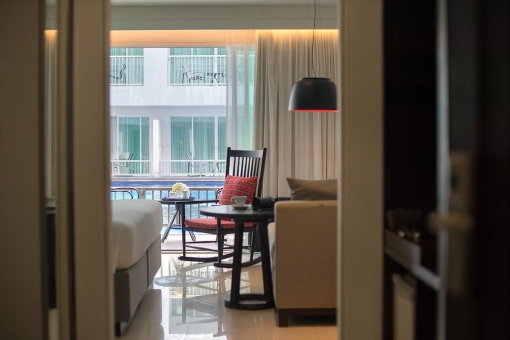 rooms-deluxe-pool-access