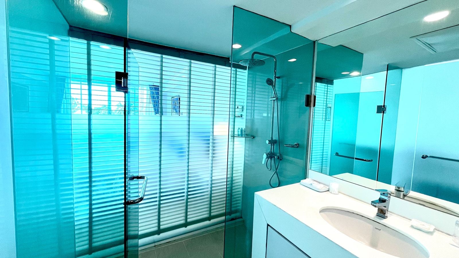 rooms-deluxe-pool-view