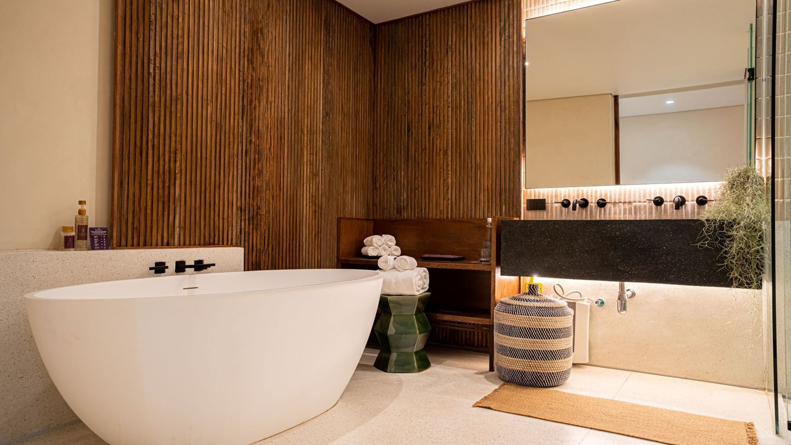 rooms-lux-jacuzzi-suites