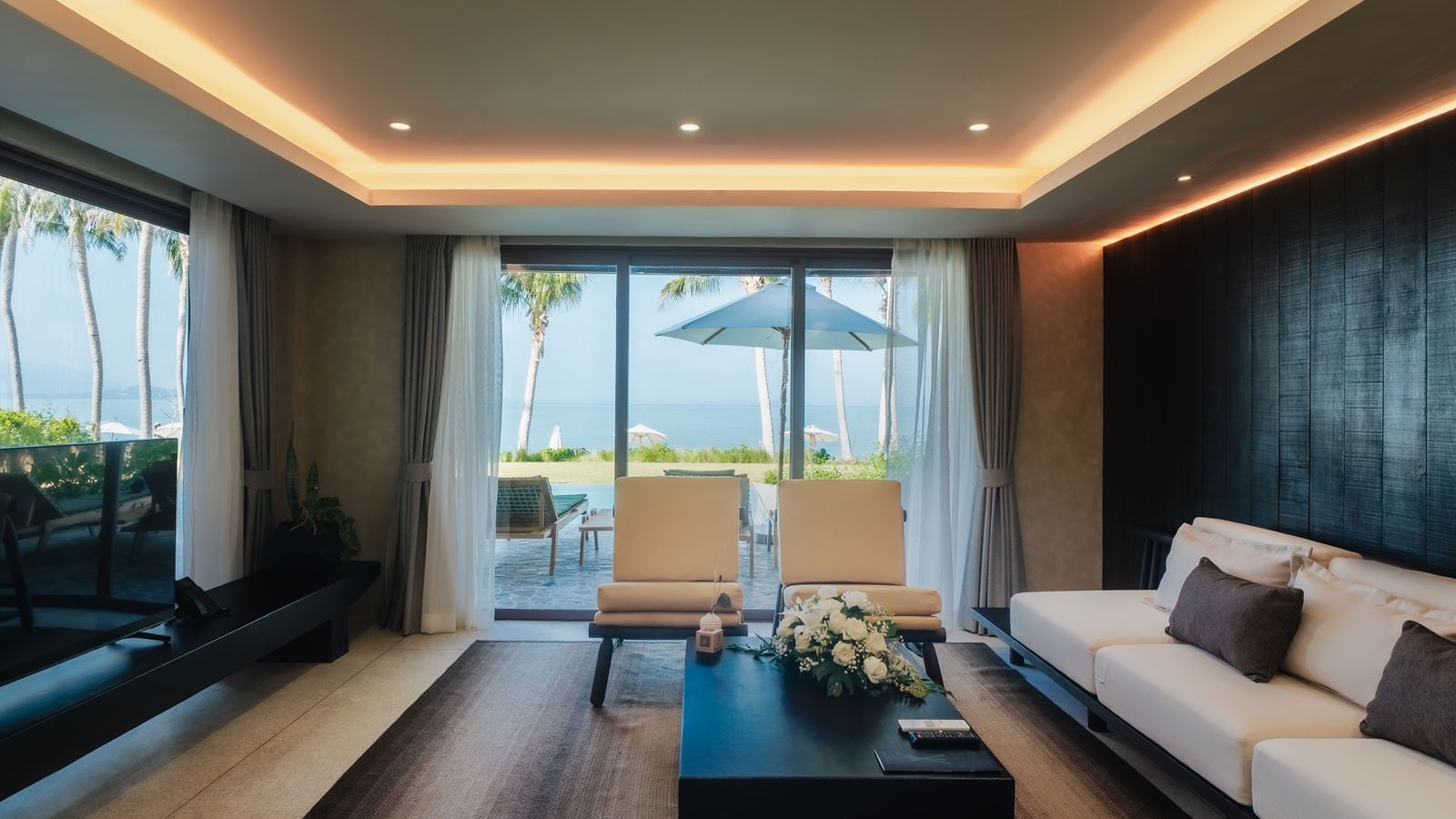 rooms-lux-4-bedroom-grand-beachfront-pool-villa