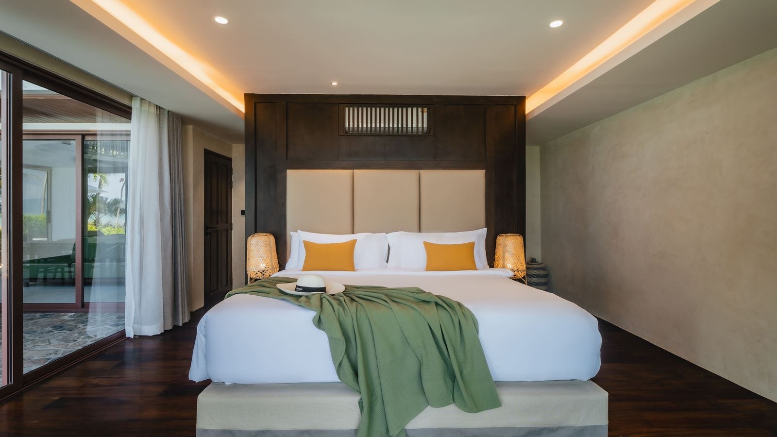 rooms-lux-4-bedroom-grand-beachfront-pool-villa