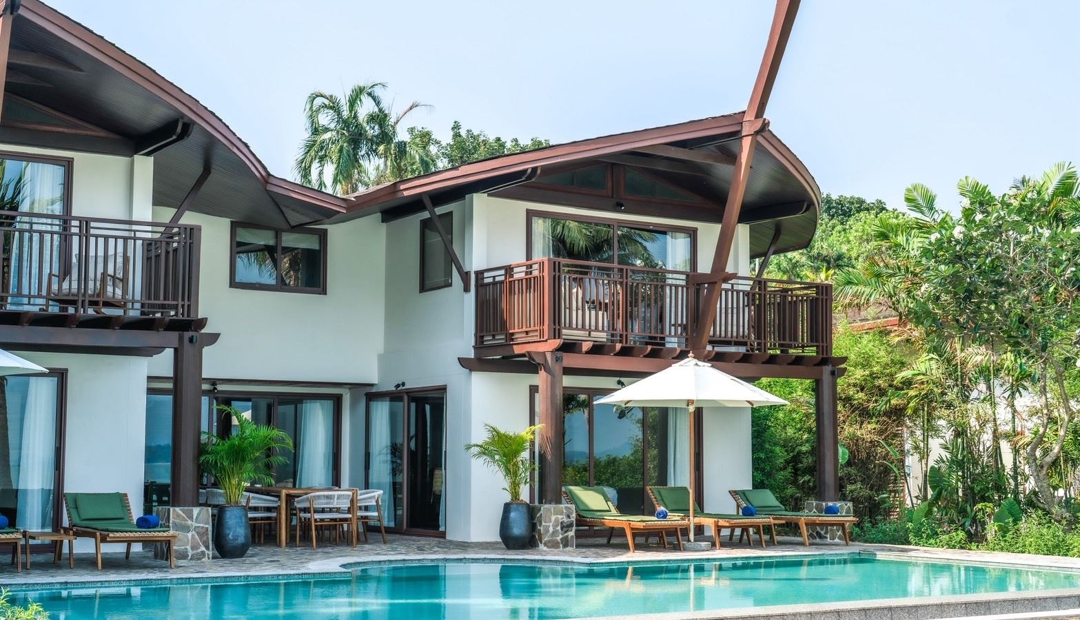 rooms-lux-5-bedroom-grand-beachfront-pool-villa