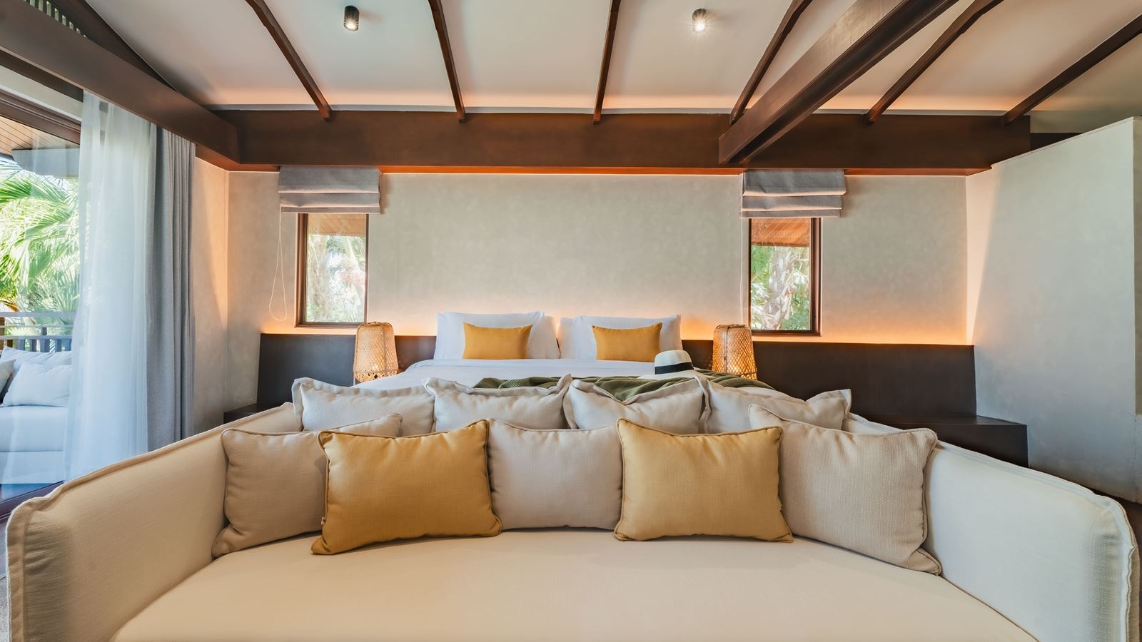 rooms-lux-5-bedroom-grand-beachfront-pool-villa