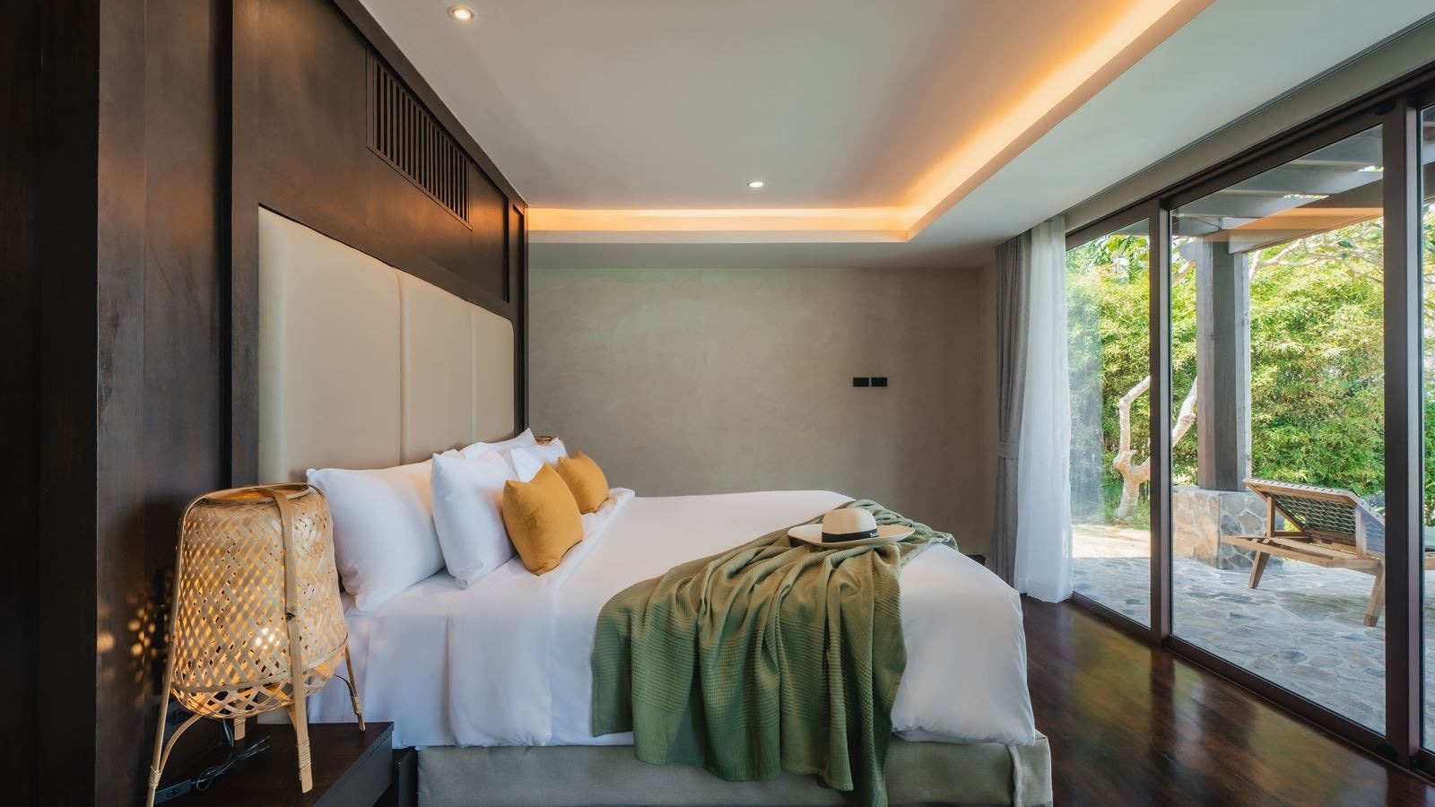 rooms-lux-5-bedroom-grand-beachfront-pool-villa