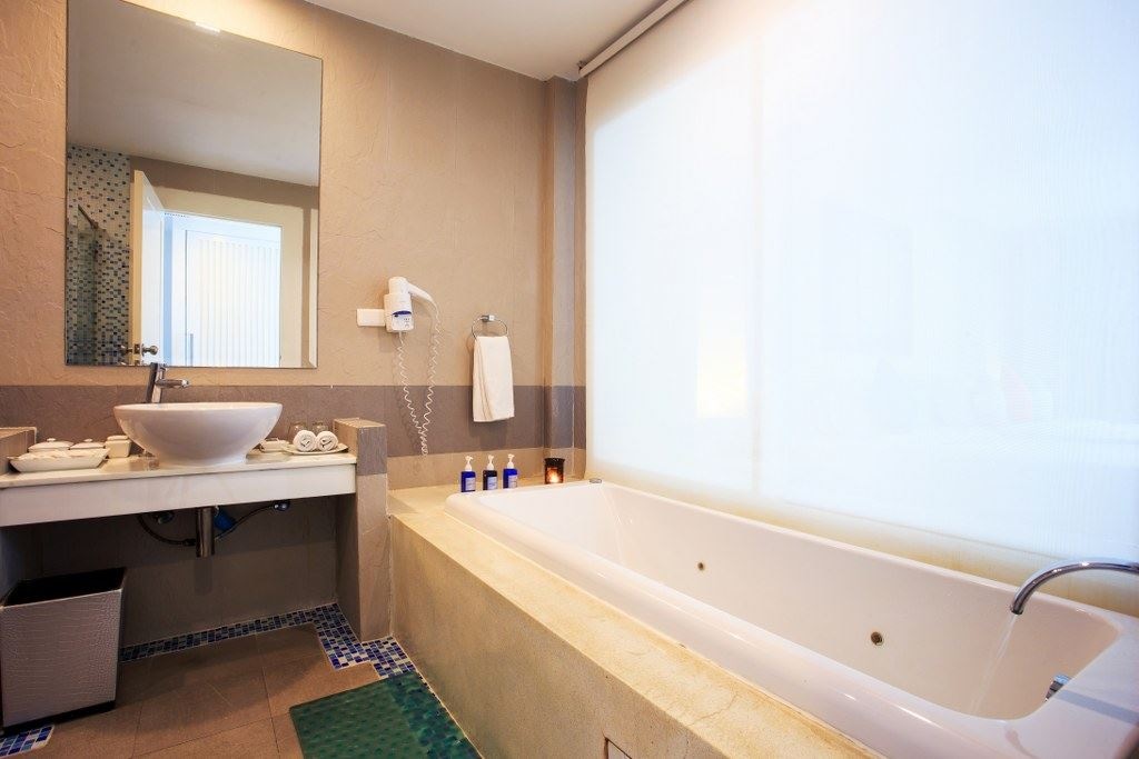 rooms-deluxe-pool-access-room