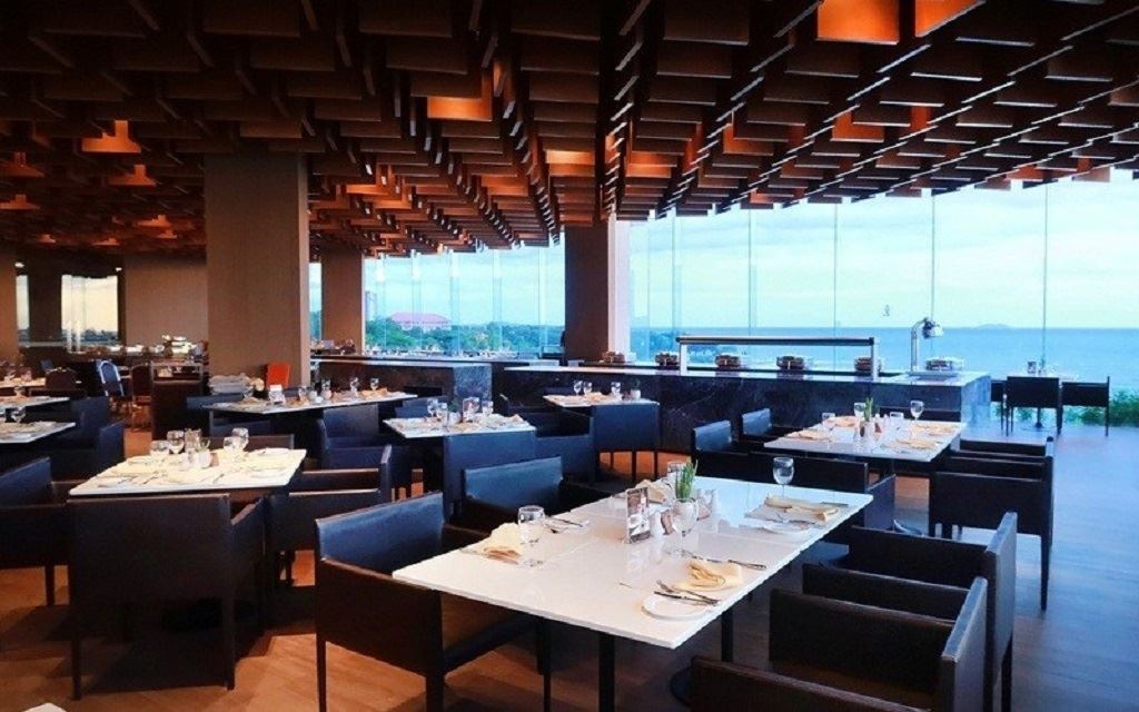 restaurants-panorama--dramatic-atmosphere