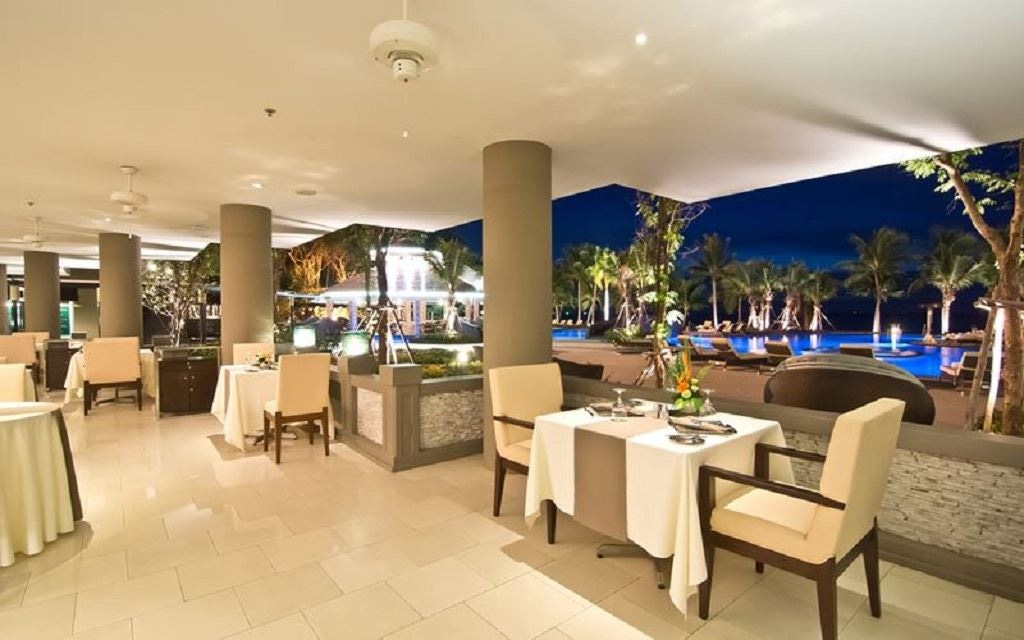 restaurants-terrace-at-caprice