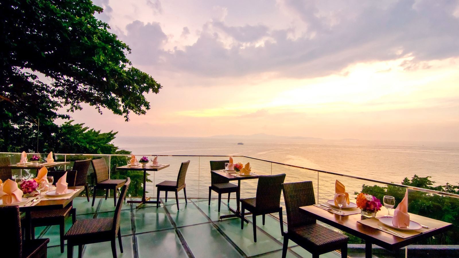 restaurants-larn-thong--authentic-thai-traditions