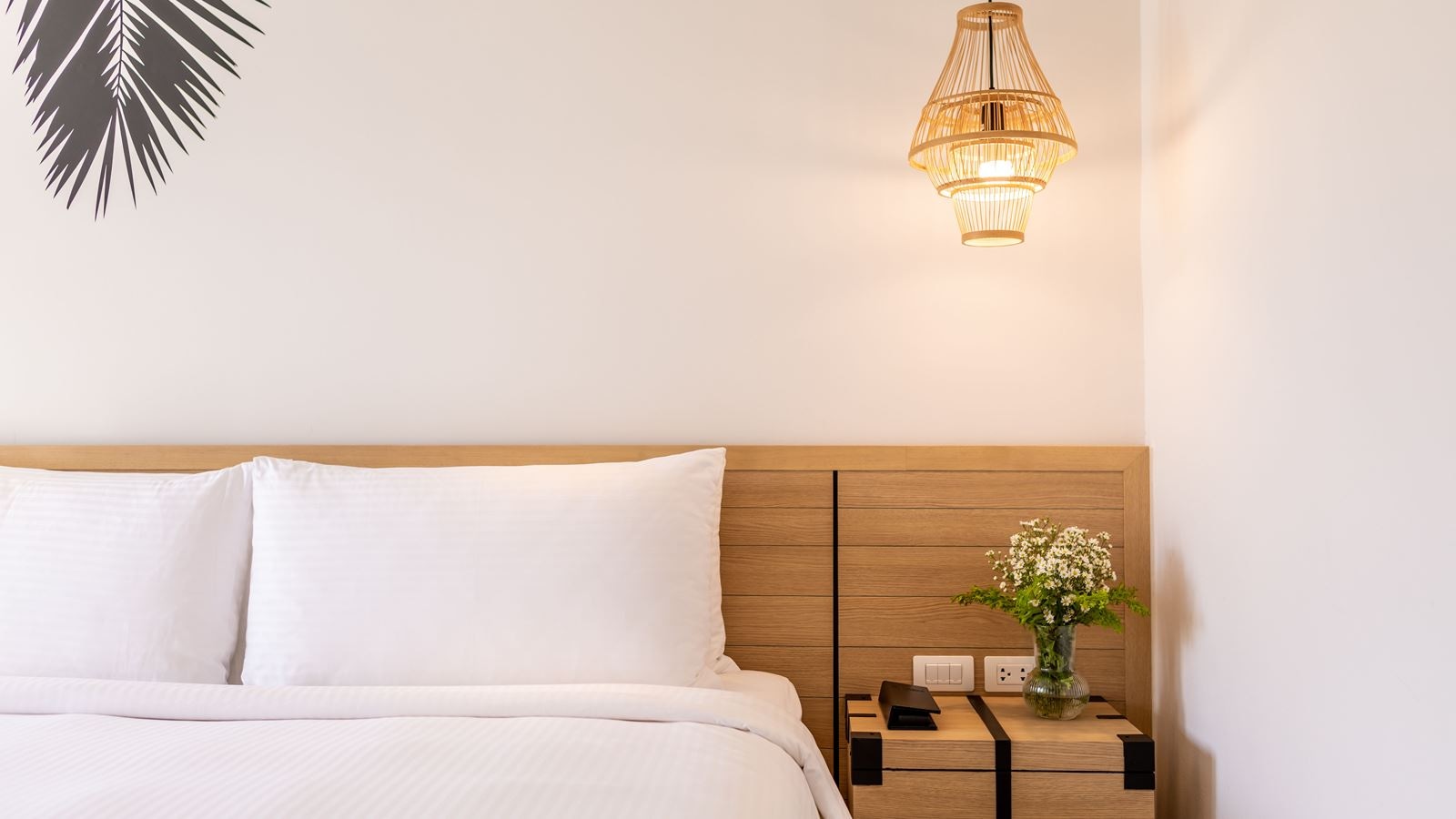 rooms-superior-pool-view-room-king-bed