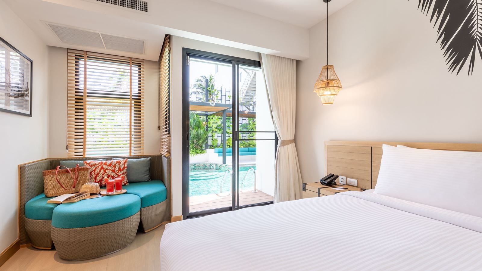 rooms-deluxe-pool-access-room-king-bed