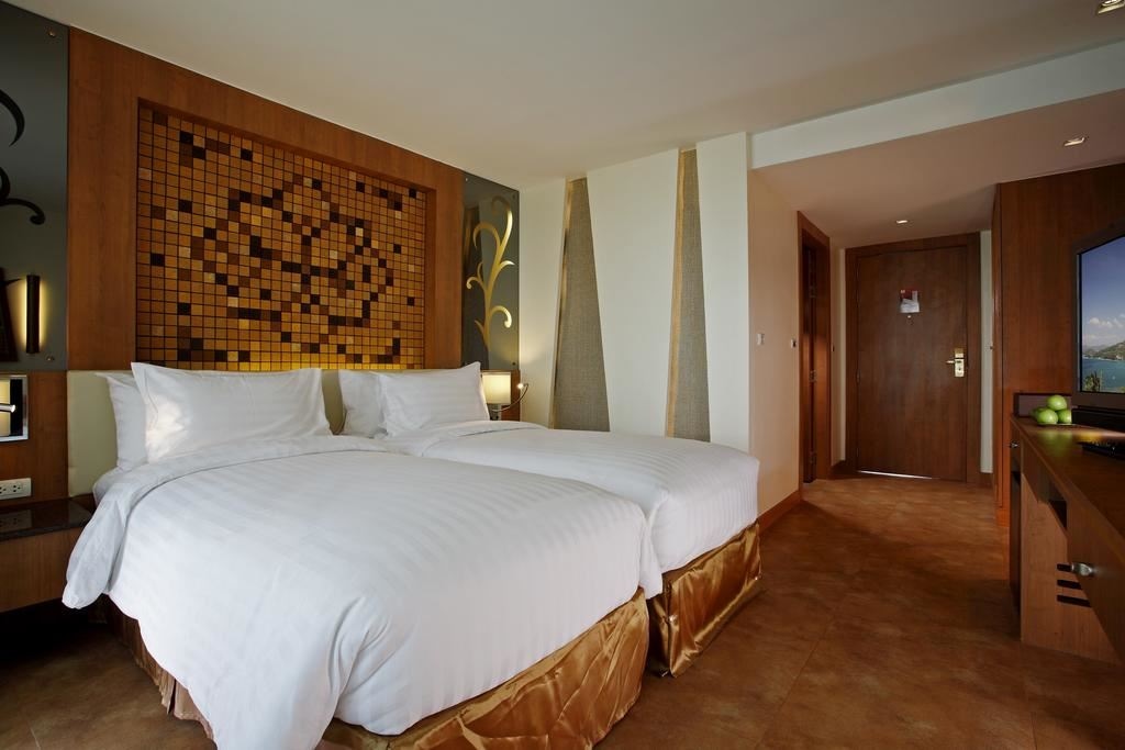 rooms-deluxe-pool-view