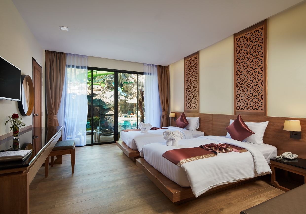 rooms-pool-access-fantasy