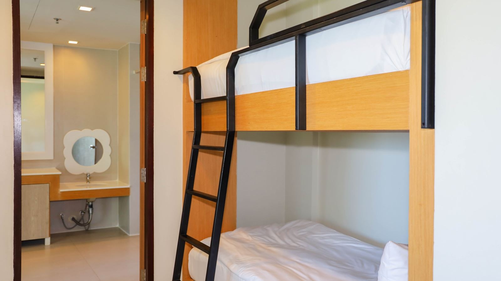 rooms-kids-suite-with-pool-view