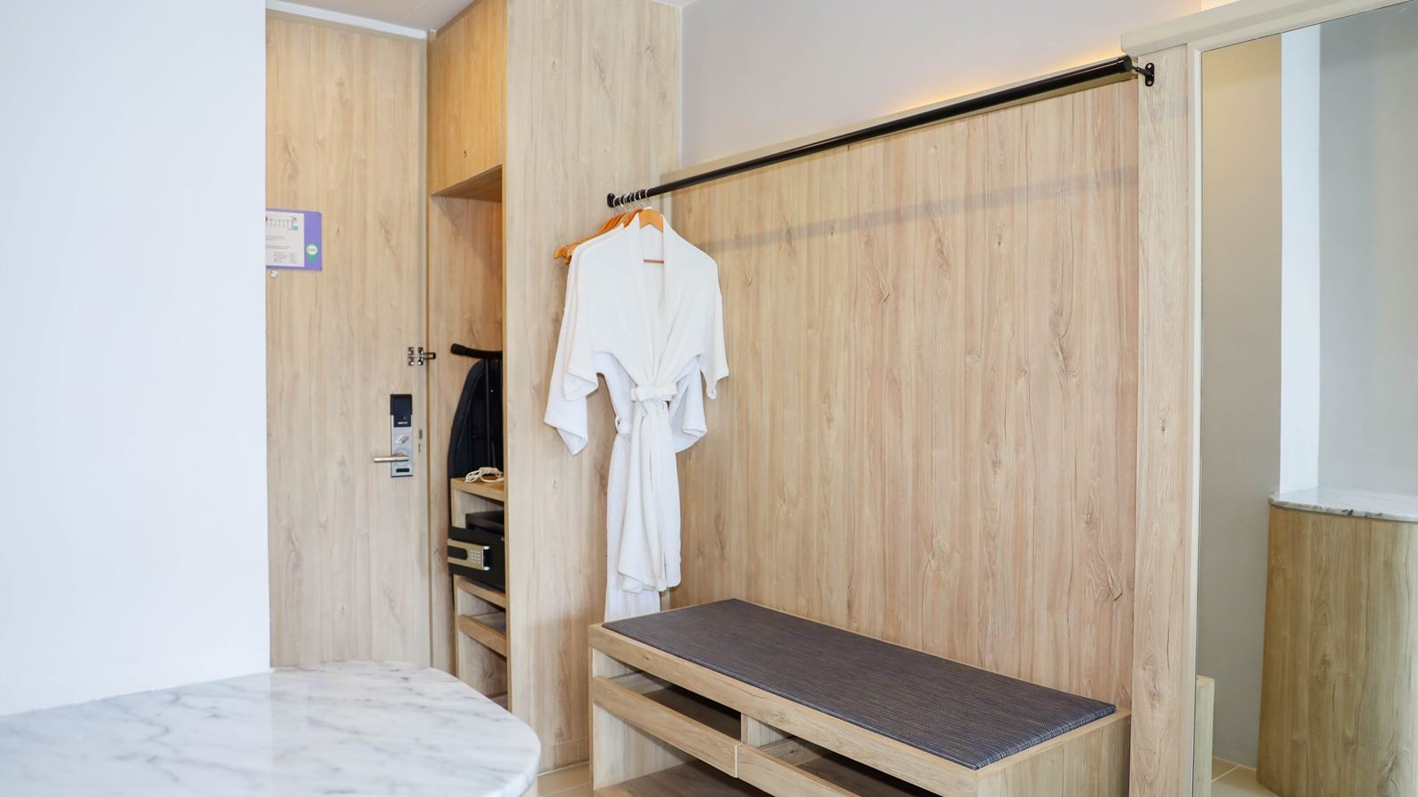 rooms-deluxe-pool-access-room