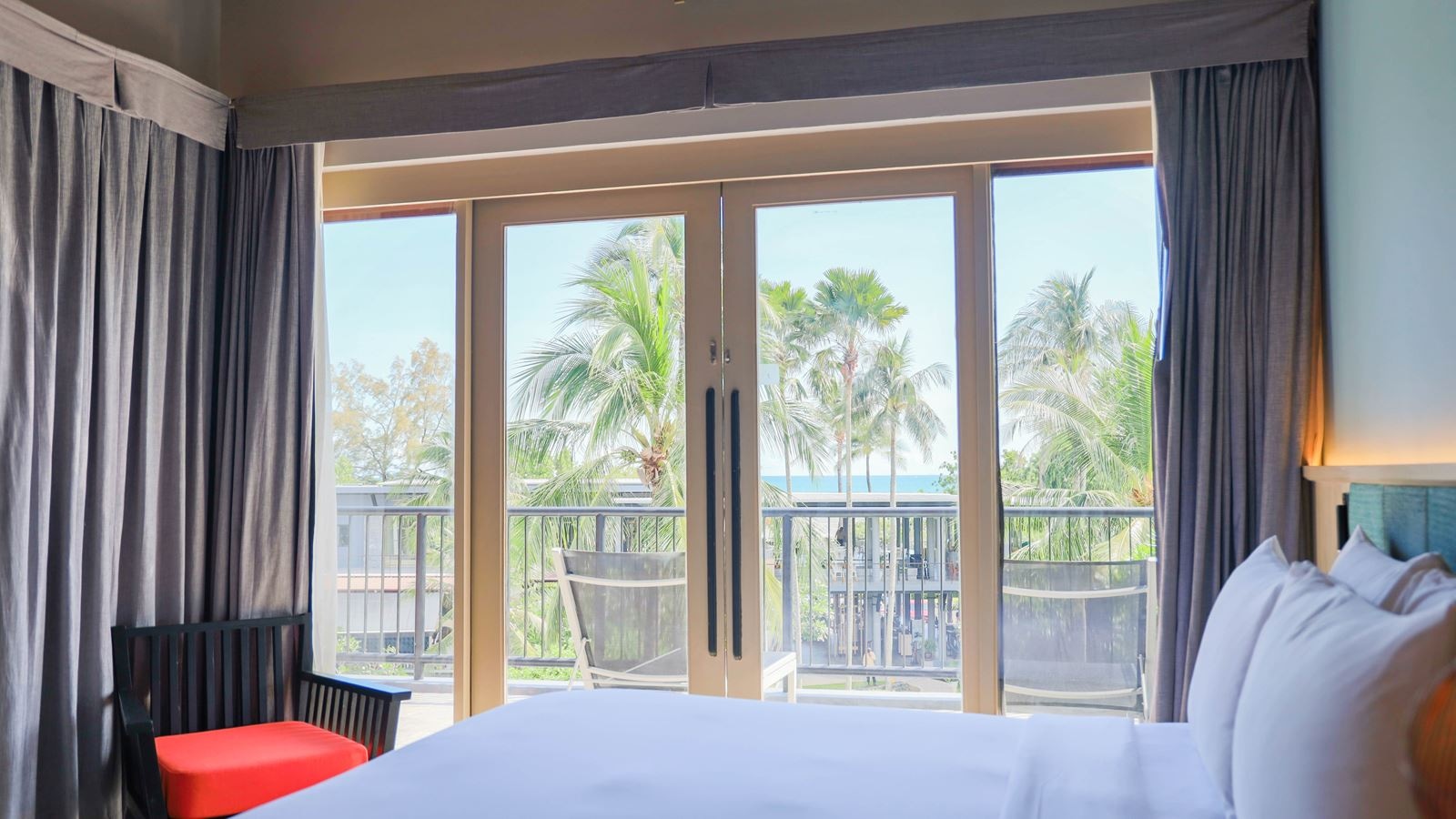 rooms-deluxe-partial-sea-view-room