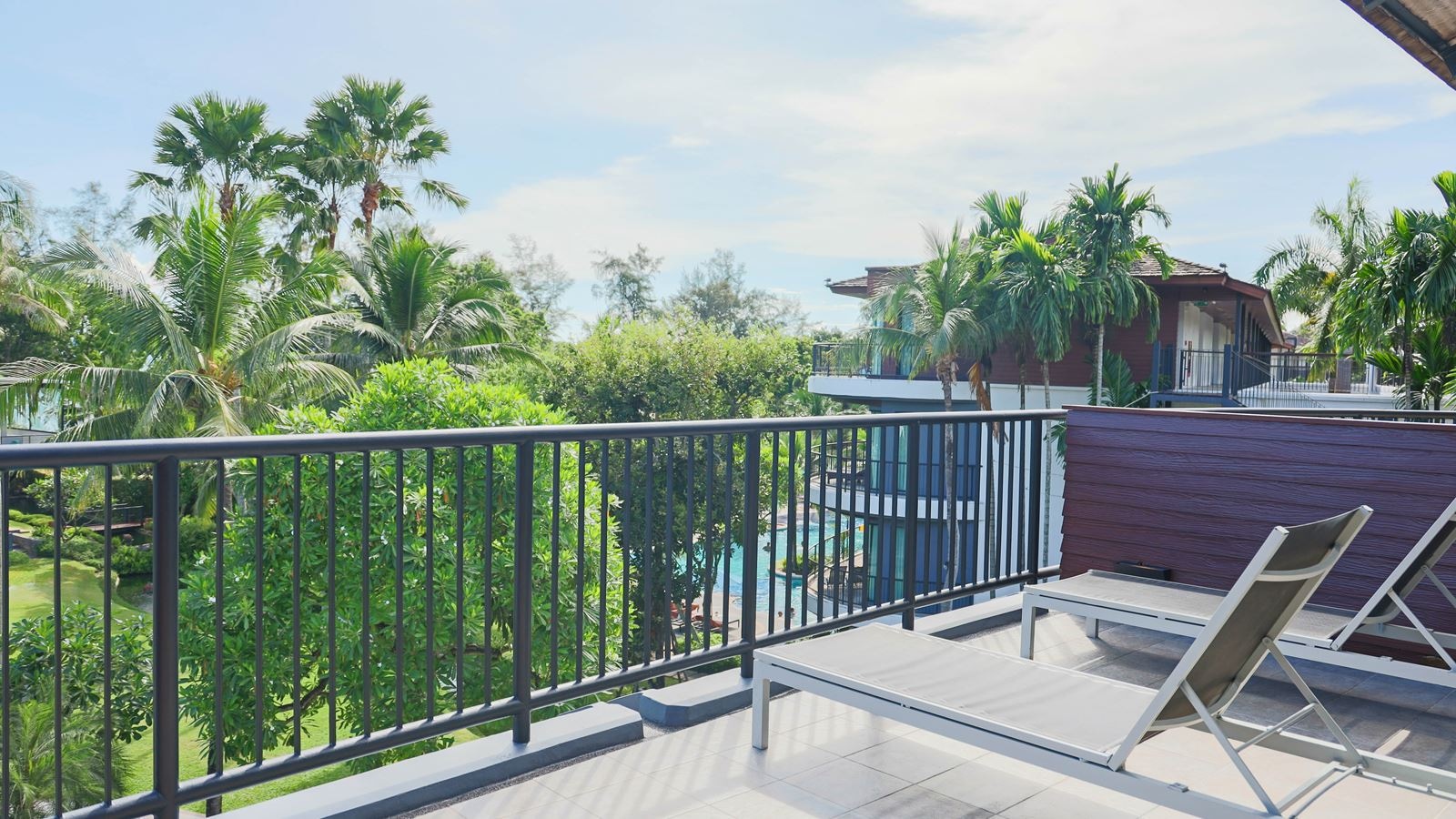 rooms-deluxe-partial-sea-view-room