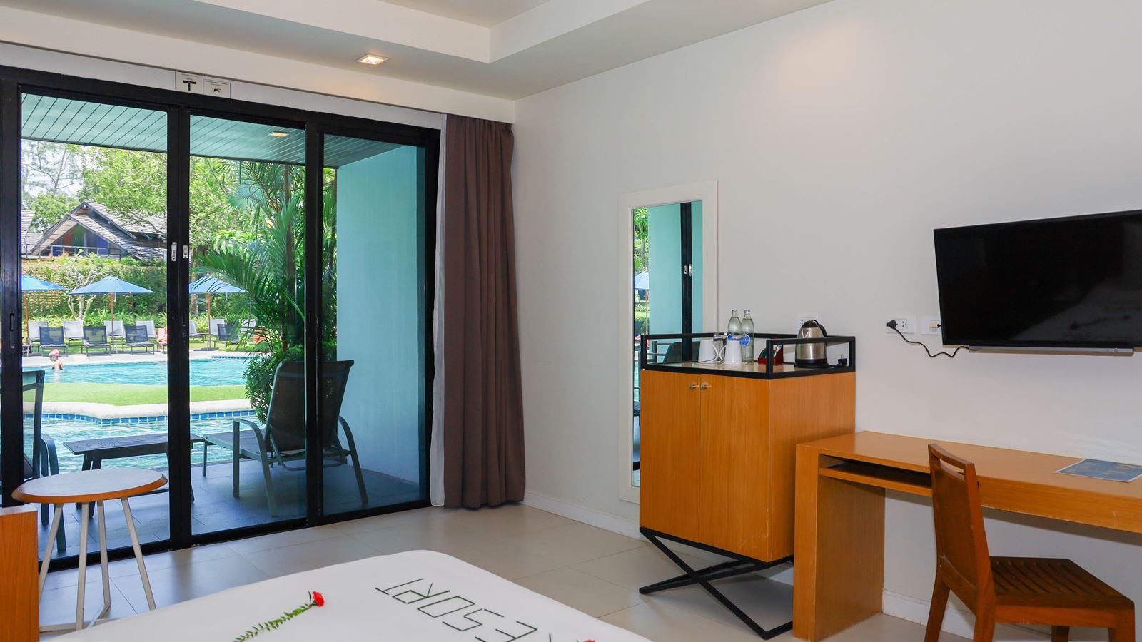 rooms-family-pool-access-room