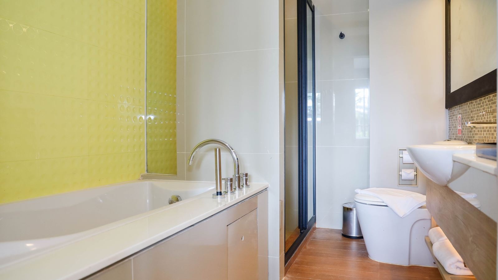 rooms-leisure-pool-view-room