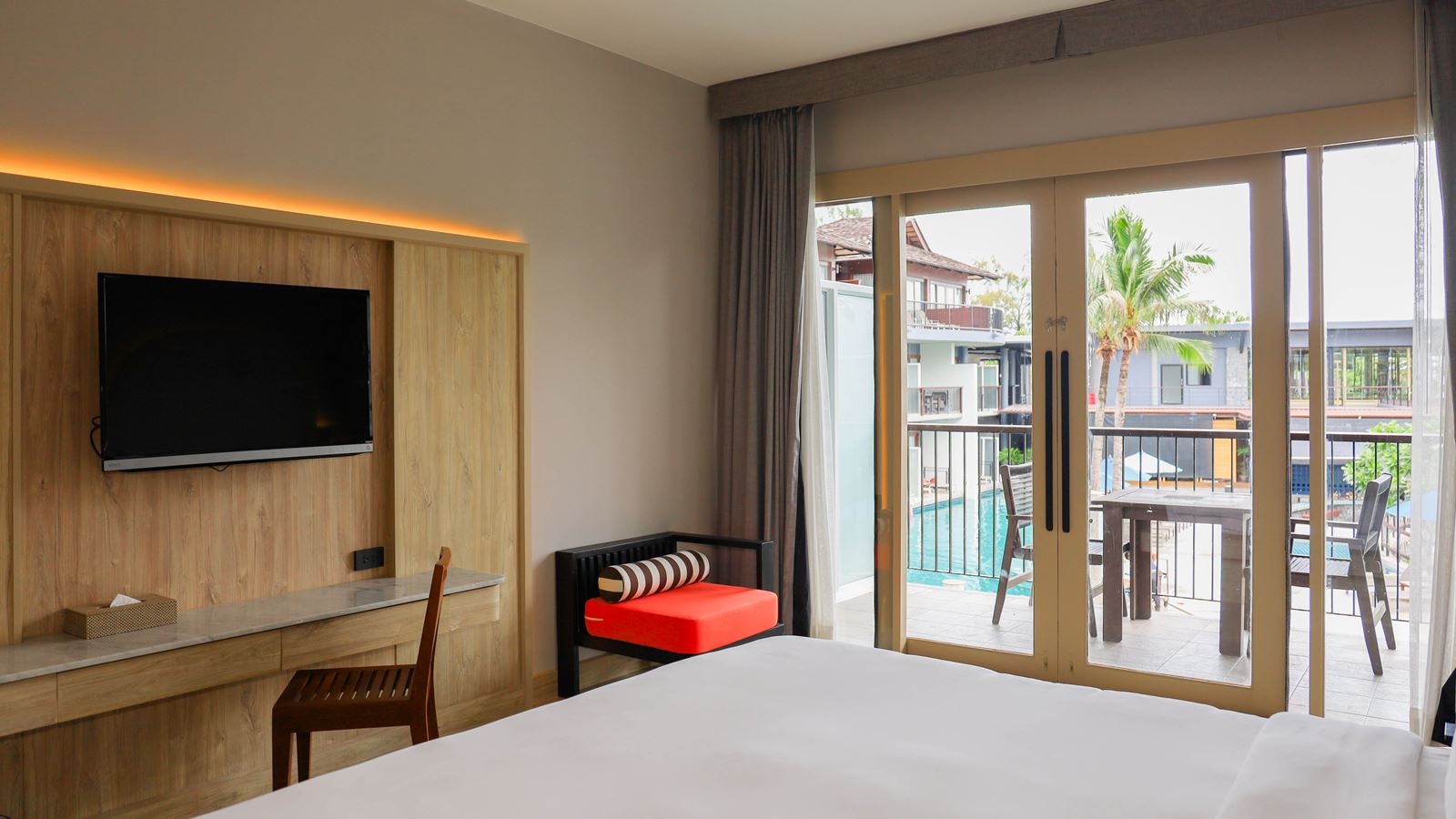 rooms-leisure-pool-view-room