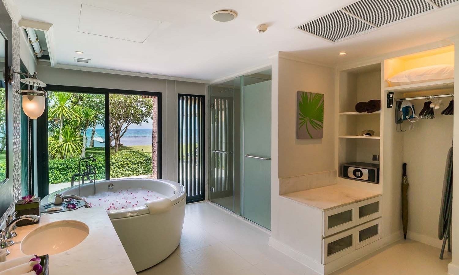 rooms-club-beachfront-pool-villa