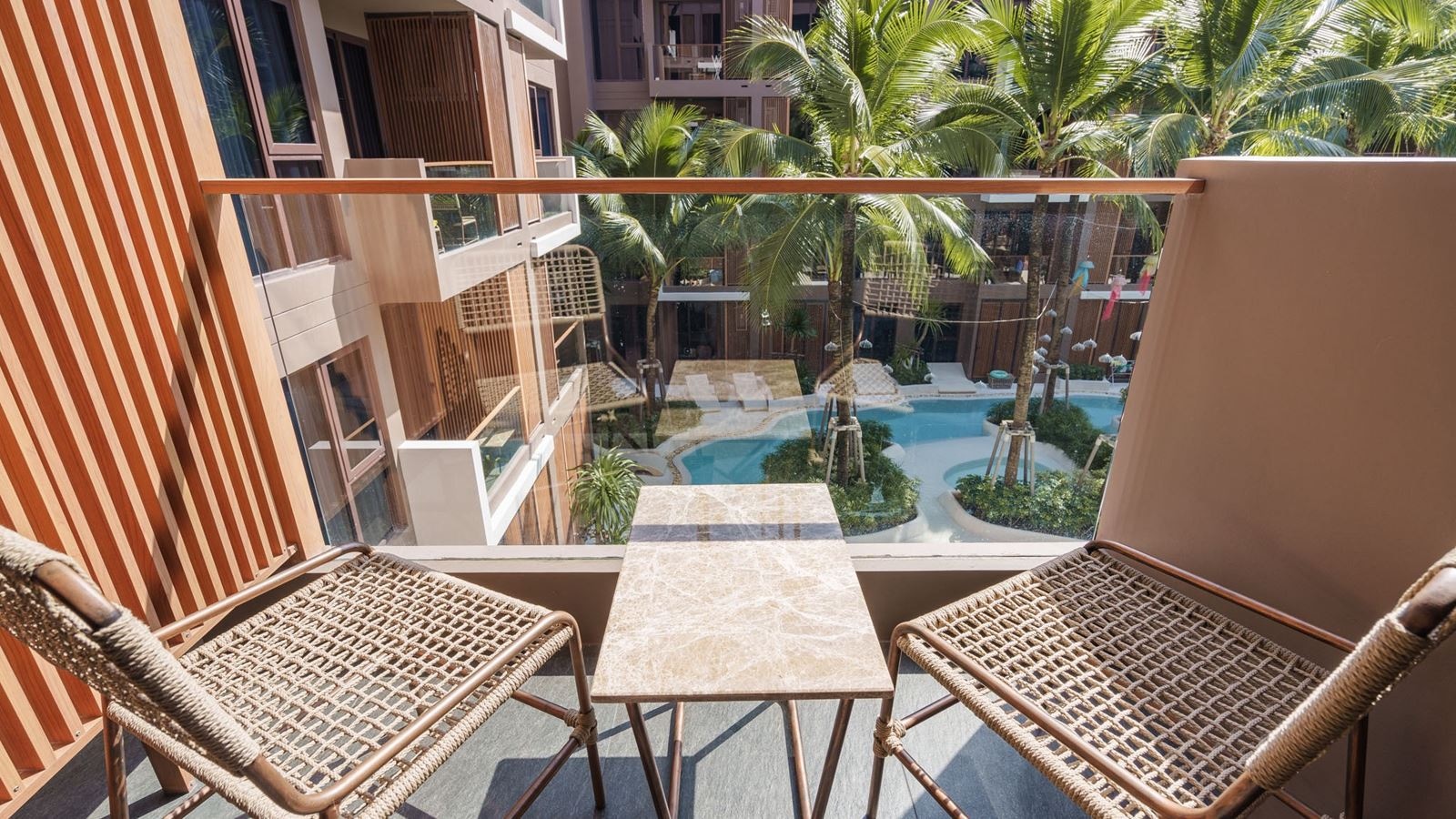 rooms-deluxe-pool-view-2-nd-child-share-bed