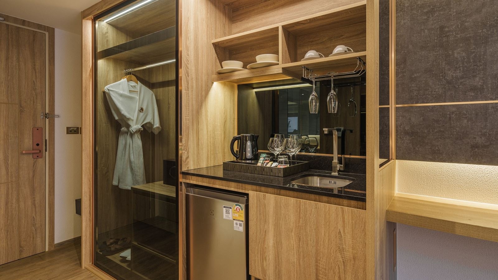 rooms-deluxe-pool-view-2-nd-child-share-bed