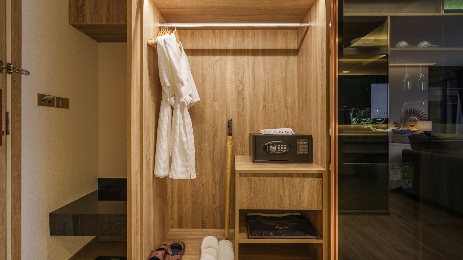 rooms-deluxe-pool-view-2-nd-child-share-bed