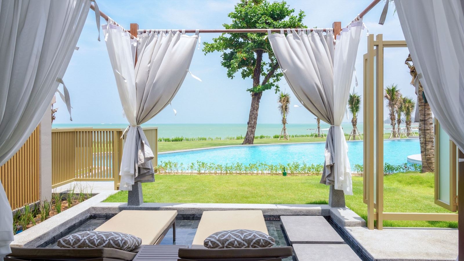 rooms-seafront-pool-villa-in-love