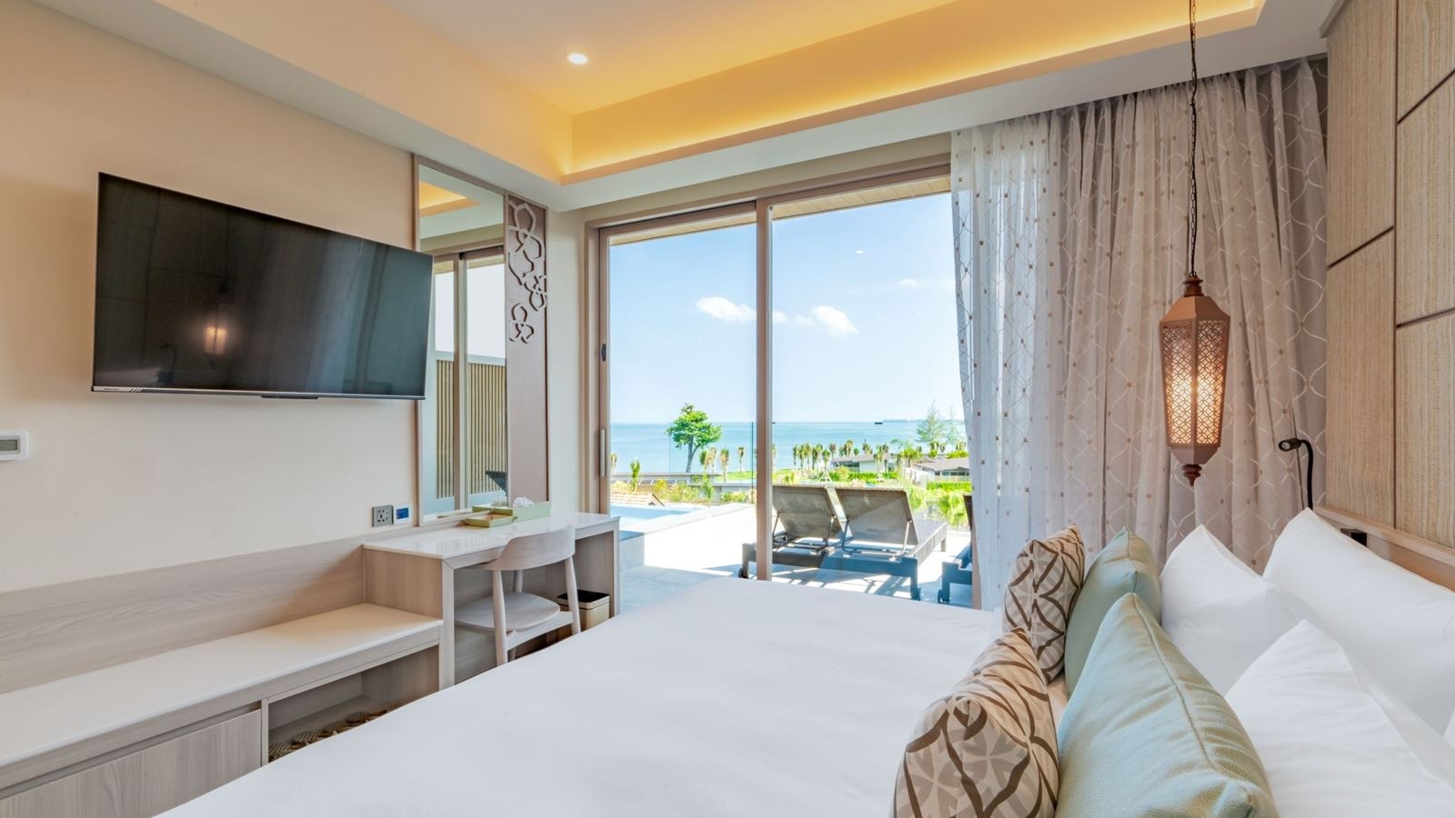 rooms-seaview-penthouse-family-pool-suite